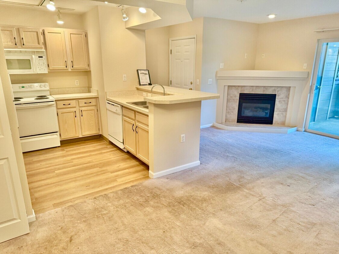 Foto principal - Cozy Two Bed/Two Bath Condo in Convenient ...