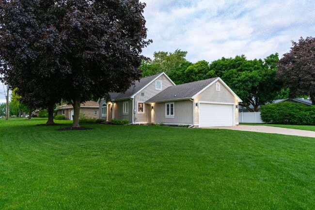 Building Photo - Spacious 4-Bedroom Home with Modern Amenit...