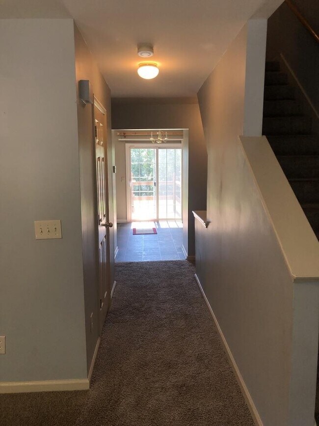 Foto del edificio - 466 Huntington Ridge Dr