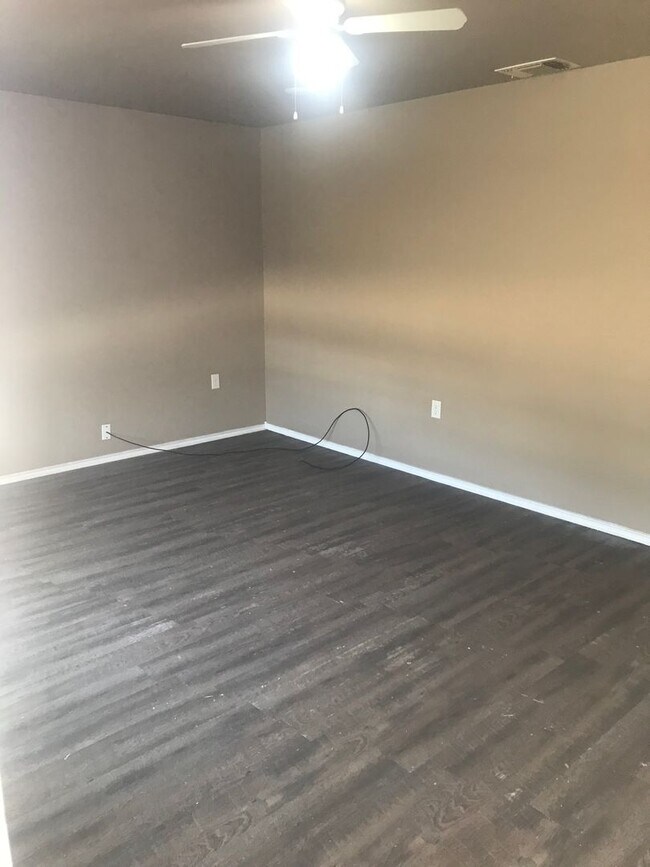 Building Photo - Great 3 BEDROOM *SECTION 8