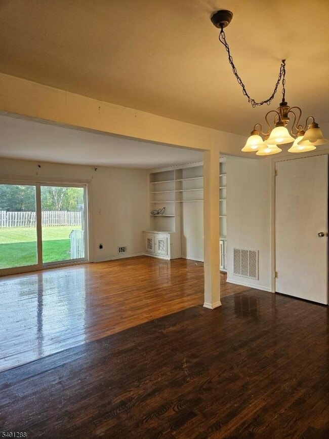 Building Photo - 2505 Balmoral Ct