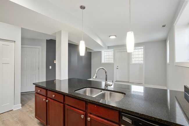 Foto del edificio - 7367 N Ashland Blvd