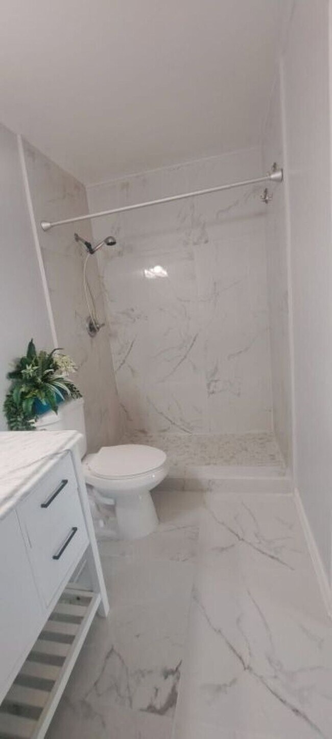 Foto del edificio - 14588 Canalview Dr