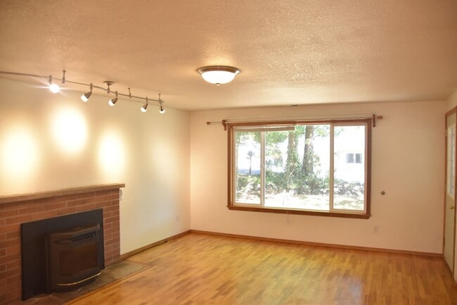 Building Photo - 3 Bedroom 2.5 Bath Steilacoom Rambler