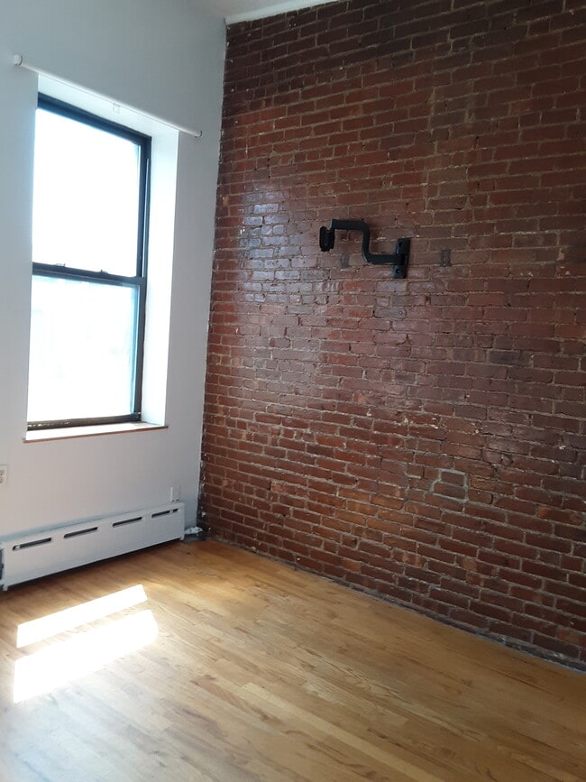 Building Photo - 97 Allen St