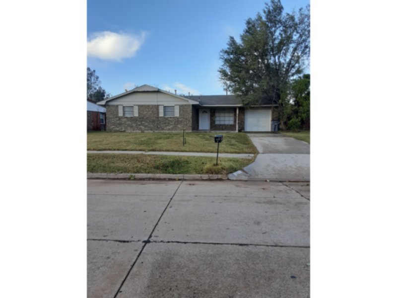 Primary Photo - Great East Lawton 4 bedroom home