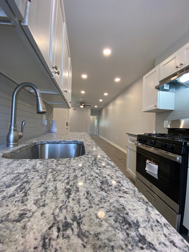 Foto del edificio - 6211 Elmwood Ave