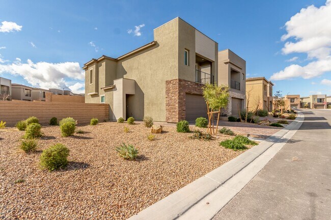 Building Photo - Gorgeous 3 Bedroom home in the gated Belte...
