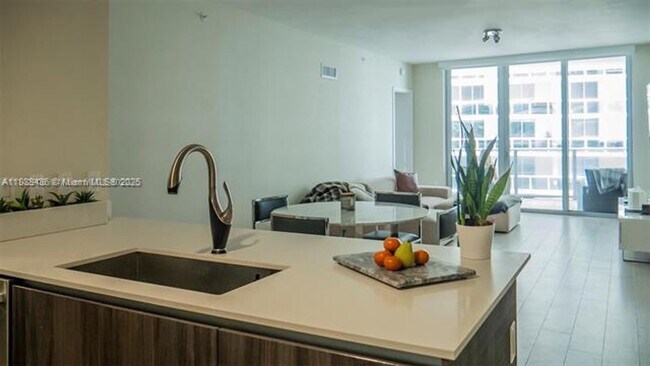 Foto del edificio - 488 NE 18th St