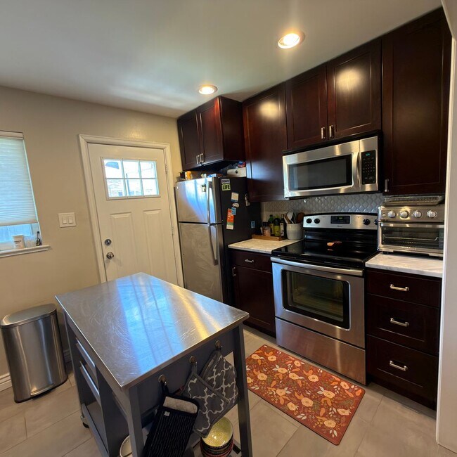 Foto del edificio - Fully Furnished Brick Duplex Near Northfield – Just Bring Your Clothes!