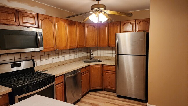 Building Photo - 252 College Dr