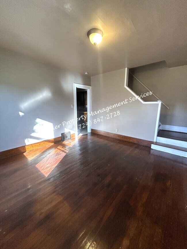 Building Photo - 979 King St