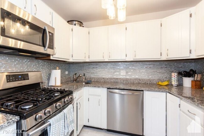 Building Photo - 2 br, 1 bath Condo - 561 W Surf 5O1 Unit 5O1