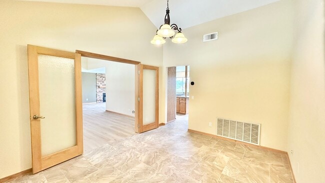 Building Photo - Amazing Location & Sprawling Country Livin...