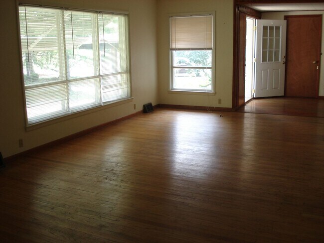 Building Photo - 218 S Hillsdale Ct