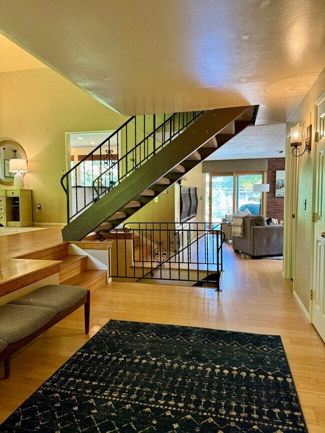 Building Photo - University Place Custom 3000+ sq ft home, ...