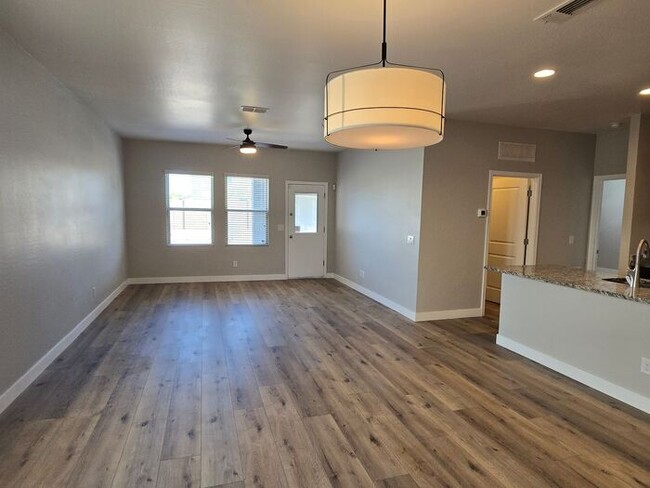 Foto del edificio - Remodeled, like-new, 3-bedroom, 2-bath