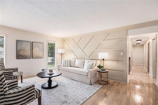 Building Photo - 1996 Briarwood Dr