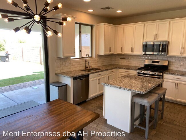 Foto del edificio - 3 br, 2.5 bath House - 10148 E TAMERY AVE