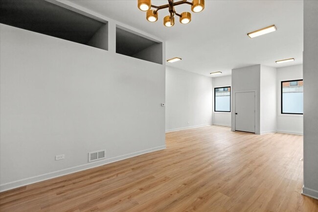 Building Photo - 3123 N California Ave