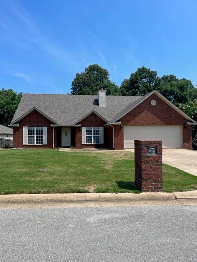Foto principal - 3 Bed / 2 Bath in Hunters Ridge off of S. ...