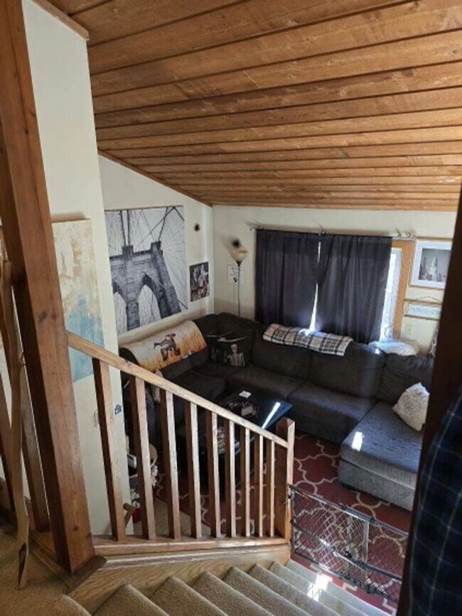 Building Photo - Available 8/15/2024 This NW spacious 2 bed...