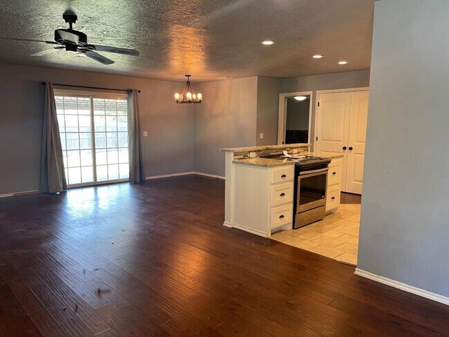 Foto del edificio - Adorable 4 Bedroom Home For Lease