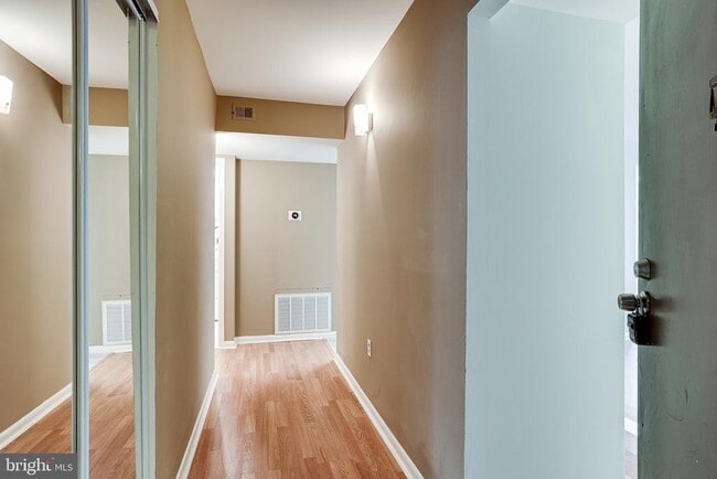 Photo - 2210 Springwood Dr (Reston, VA) Apartment