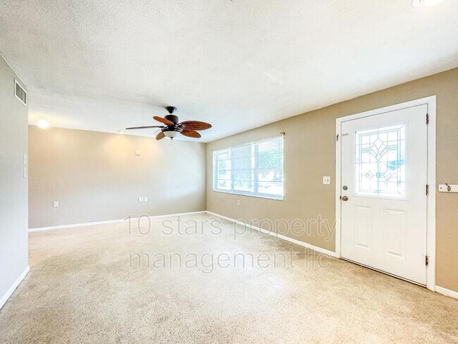 Building Photo - 1829 Villa Rosa Dr