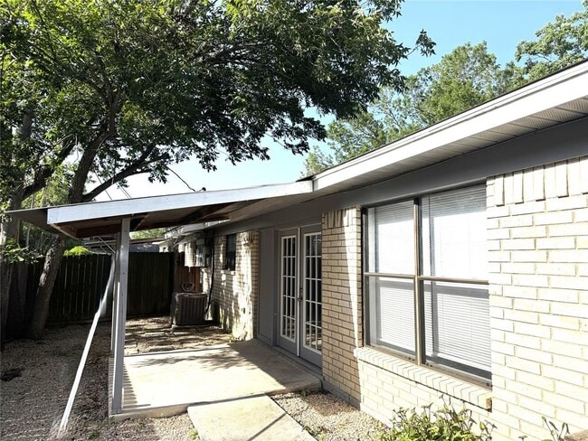 Building Photo - 1130 Bois D'Arc St