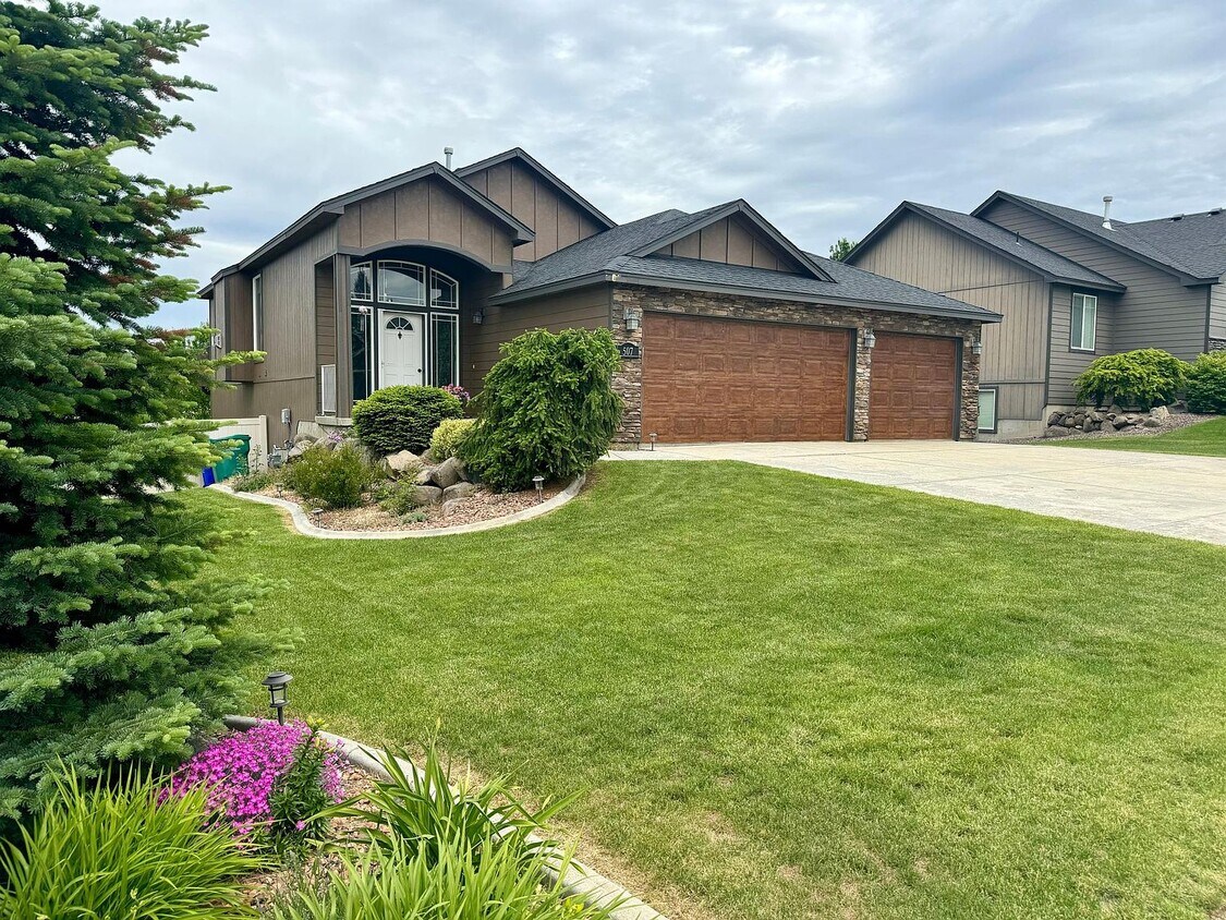 Primary Photo - 507 E Parker Dr