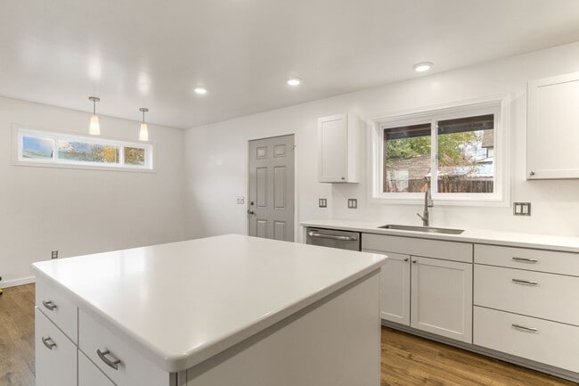 Foto del edificio - 3 Bedroom, 2 Bathroom Home with Full Finis...