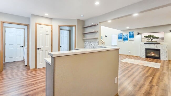 Foto del edificio - Updated 4-Bed Home Near Future Light Rail ...