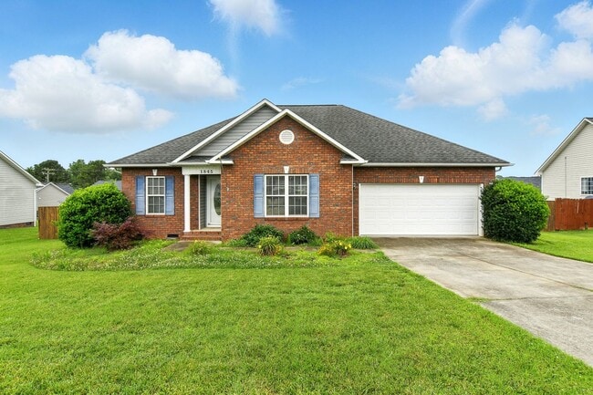 Foto del edificio - Charming 3BR Brick Home with Private Yard ...