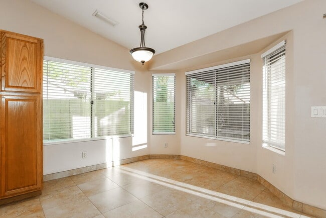 Building Photo - 1625 E Sheffield Ave