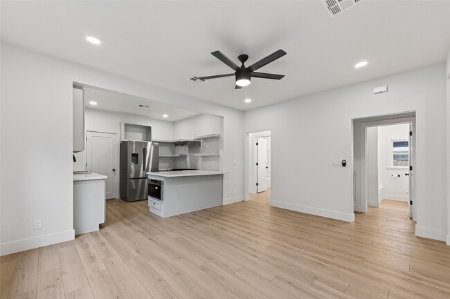 Building Photo - 4413 Roseland St