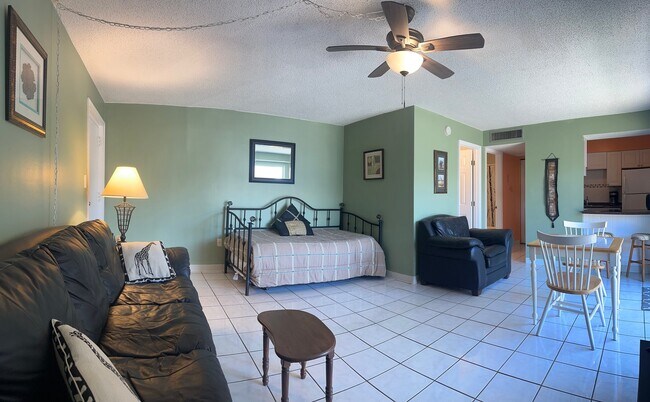 Foto del edificio - 4215 E Bay Dr