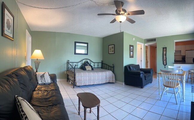 Building Photo - 4215 E Bay Dr