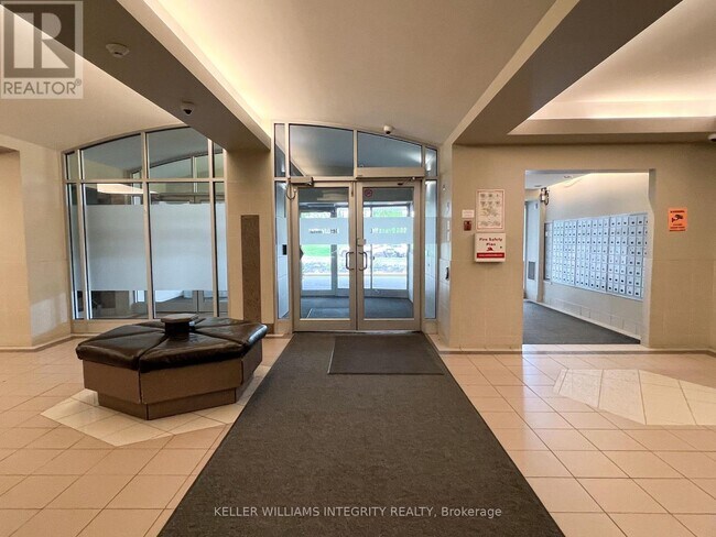 Photo du bâtiment - 900-2900 Dynes Rd