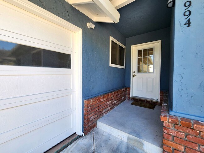 Building Photo - Amazing Single Family Home located in Midt...