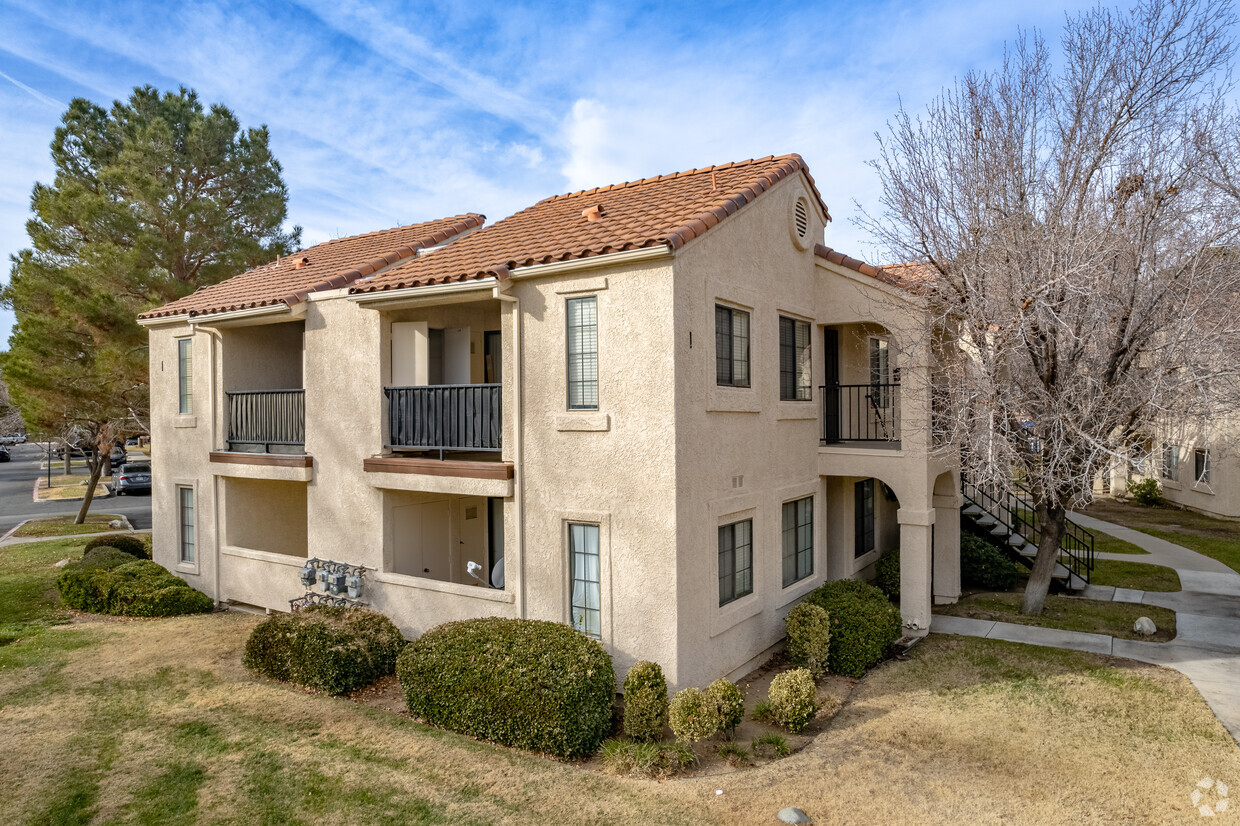 Building Photo - 2554 Olive Dr