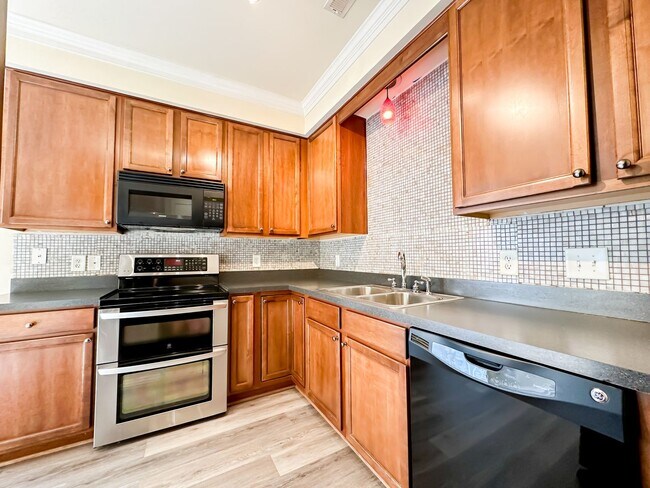 Building Photo - Charming Townhouse In The Heart Of Apex