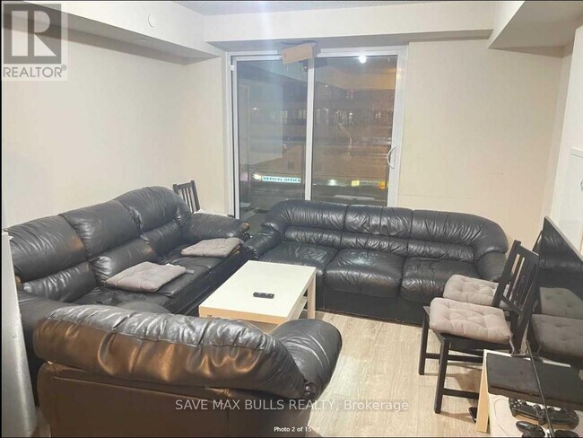 Photo du bâtiment - 2152 Lawrence Ave E