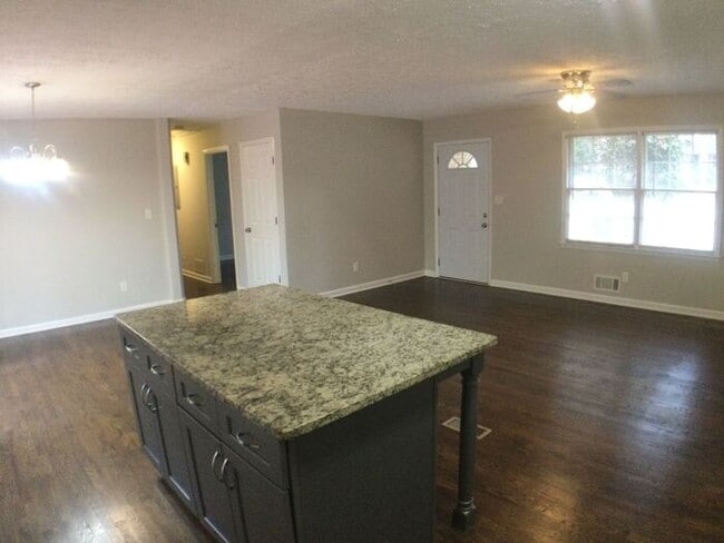 Building Photo - 3773 Sarahs Ln