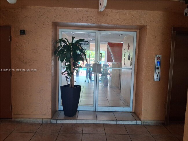 Foto del edificio - 6200 W Flagler St