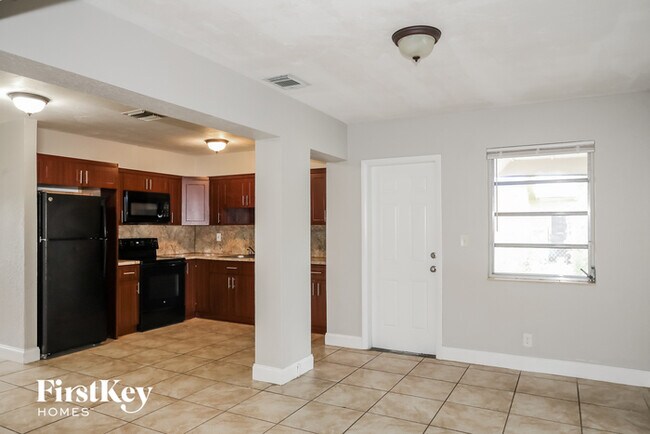 Foto del edificio - 6231 NW 14th St