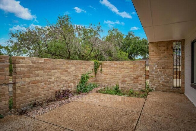Foto del edificio - 211 Beechwood Ln