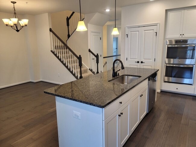 Foto del edificio - Stylish 3 Bedroom Upper Level Condo with G...