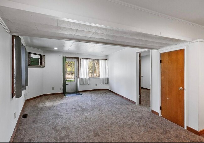 Sala de estar - 661 Watervliet Shaker Rd