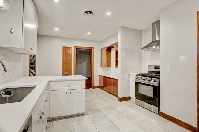 Building Photo - 806 Sue St